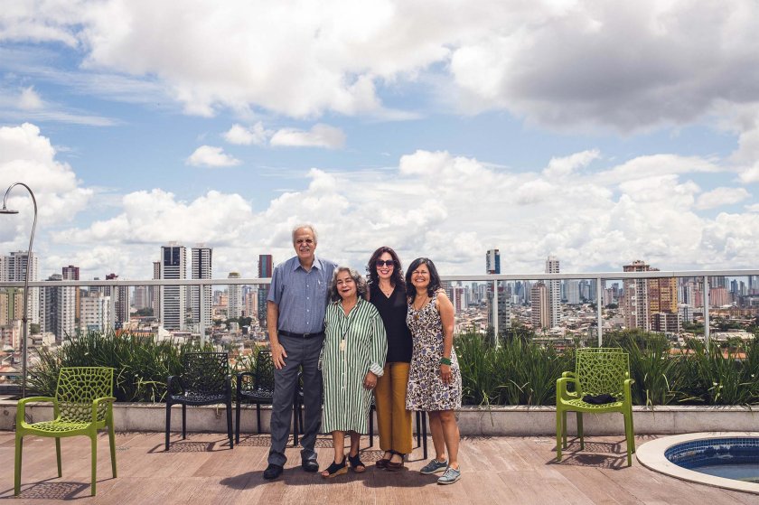 Marielos Peña Claros (rechts) met medevoorzitter Carlos Nobre (links), Emma Torres en de voormalige covoorzitter Andrea Encalada.